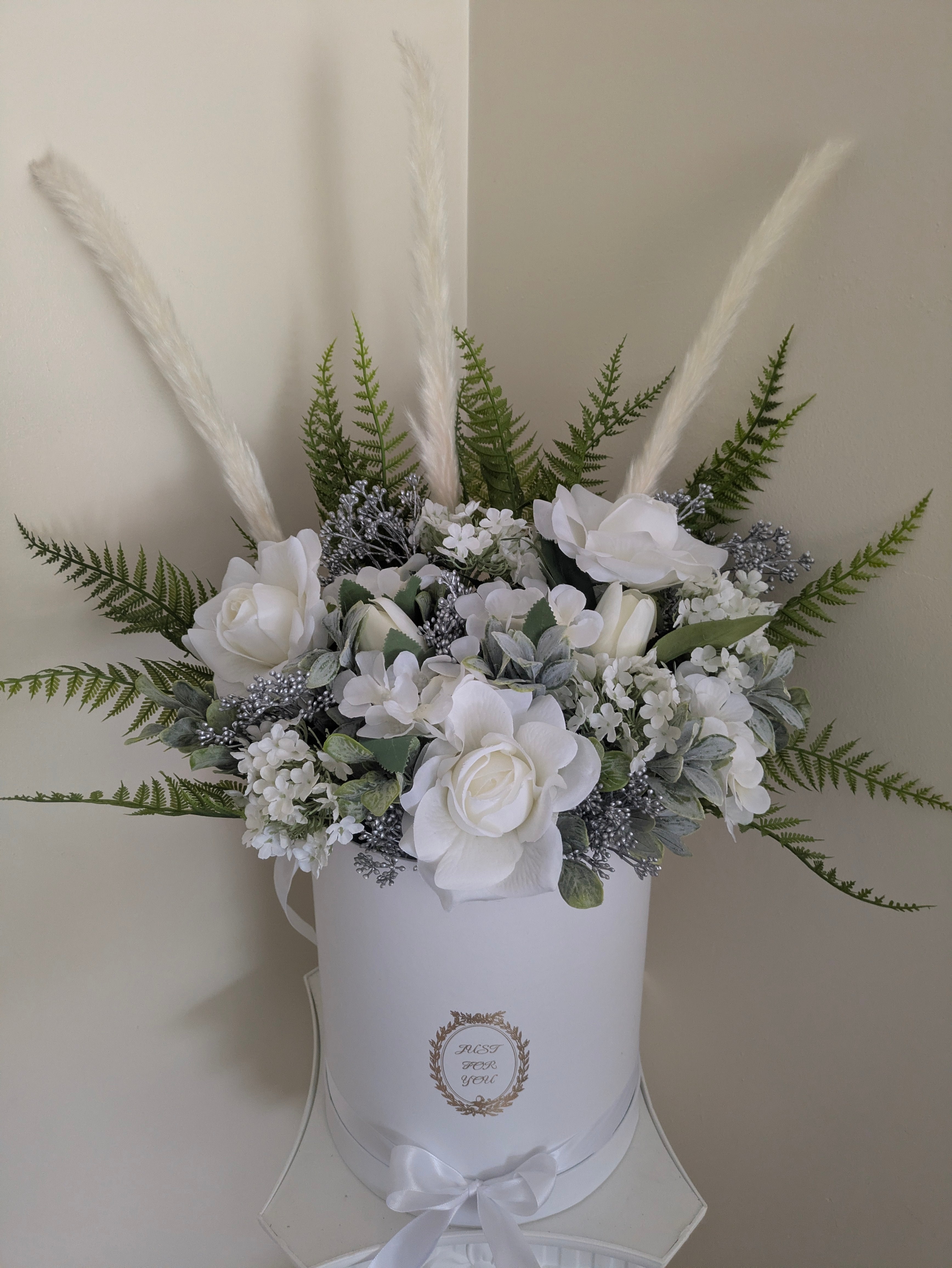 White hatbox